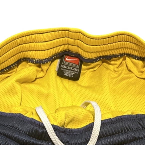 VINTAGE NIKE MICHIGAN WOLVERINES embroidered basketball shorts, size XXL. - Picture 5 of 6